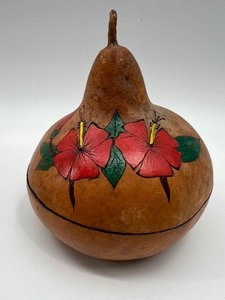 lot 334 image: Artisan Hawaiian Carved Gourd ALOALO Hibiscus by Tom Kahalelaukoa Todd
