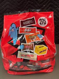 lot 97 image: Hersheys Miniature Candy Assortment - 275 Count - 4 lb 14.24 oz