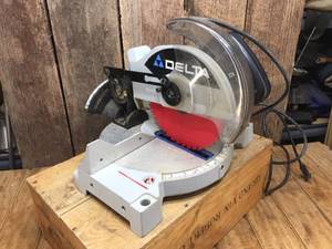 lot 133 image: Delta 8 14 Compound Miter Saw 36-040