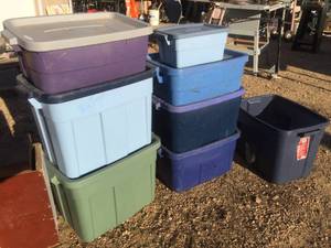lot 147 image: 8 Rubbermaid Totes - Various Sizes - 7 with Lids