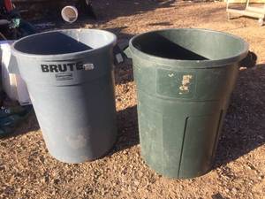 lot 148 image: 2 Rubbermaid Trash Cans