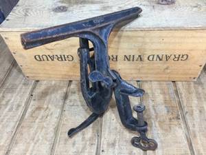 lot 167 image: Vintage B.S.V. Co. Saw Vise