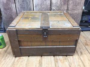 lot 177 image: Vintage Nifty Wooden Storage Box - 19 x 15 x 10