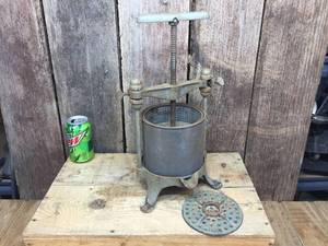 lot 180 image: Vintage 2 Quart Hand Press