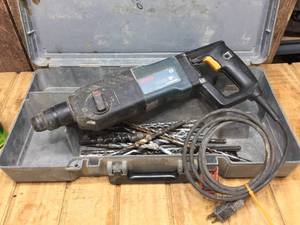 lot 222 image: Bosch Bulldog 11224VSR Hammer Drill with Case - Bits