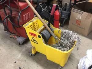 lot 266 image: Rubbermaid Mop Bucket with Mop