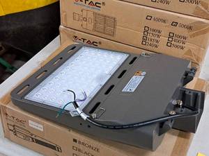 lot 887 image: Lot of (1) V-Tac Commercial 100-277V 185W LED Shoebox Light Fixture VT-SBN2-185W-850-XX (New In Box )