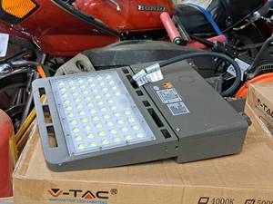 lot 888 image: V-Tac Commercial 200-480V 185W LED Shoebox Light Fixtures VT-SBN3-3M-185W-850-H (x2) and VT-SBN3-3M-185W-850 (x1) (New In Box )