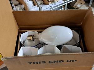 lot 915 image: Lot of (1 Case) Venture Lighting Metal Halide Lamps 450W MP450W740CBUUVSPS Open Rated 6-count ( 6 total items )