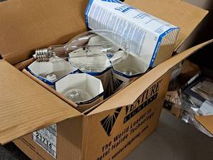 lot 913 image: Lot of (1 Case) Venture Lighting Metal Halide Lamps 320W MP320W740BUED37UVSPS Open Rated 6-count ( 6 total items )