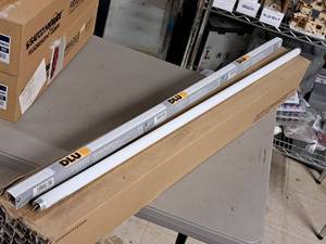 lot 924 image: Lot of (1 Case) DLU 48 Fluorescent Lamps T8 32W 3500K F32T8835 25-count ( 25 total items )