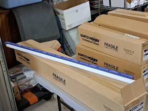 lot 921 image: Lot of (1 Case) Satco Hygrade 48 Fluorescent Lamps T8 32W 4100K F32T8841ENVS8420 Medium Bi-Pin 30-count ( 30 total items )