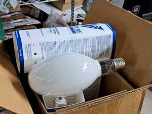 lot 911 image: Lot of (1 Case) Venture Lighting Metal Halide Lamps 350W MP350W737CVUVSPS 6-count ( 6 total items )