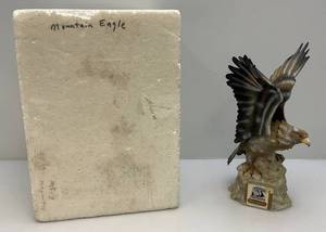 lot 24 image: Collectible Ski Country  Mountain Eagle Decanter (EMPTY)
