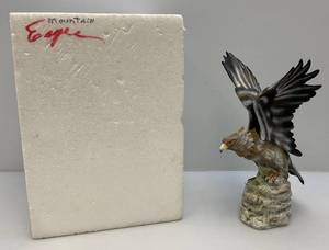 lot 63 image: Collectible Ski Country  Mountain Eagle Decanter (EMPTY)