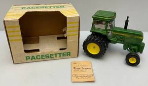lot 138 image: Vintage Pacesetter John Deere Tractor Decanter In Original Box (NIB) Sold Empty
