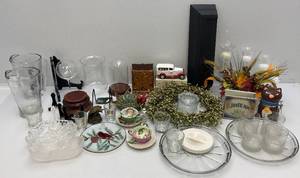 lot 193 image: Misc. Vintage Household Dcor & More