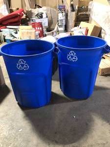 Lot of Rubbermaid Roughneck 32 Gal. Vented Outdoor Recycling Bin  Customer Returns See Pictures
