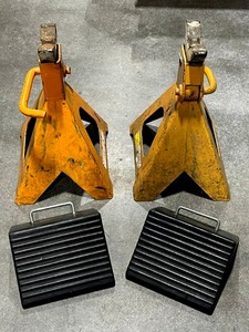 lot 33 image: Heavy Duty 6-Ton Jack Stands and Wheel Chocks