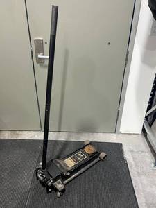 lot 36 image: ARCAN XL-35 3.5 Ton Professional Service Floor Jack in Good Working Condition