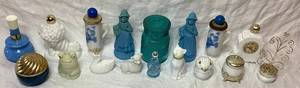 lot 46 image: Vintage Avon White & Blue Collection