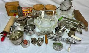 lot 58 image: Vintage Kitchen Lot