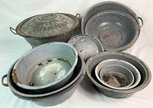 lot 135 image: Vintage Grey Mottled GraniteWare Collection