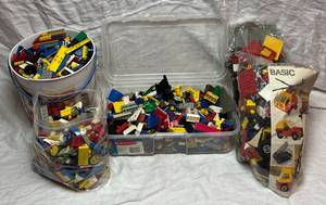 lot 145 image: Lego Collection - 100s of pieces