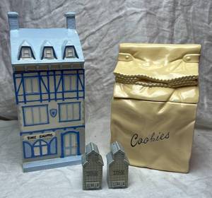 lot 150 image: Pair of Vintage Cookie Jars - Bake Shoppe and Brown Bag