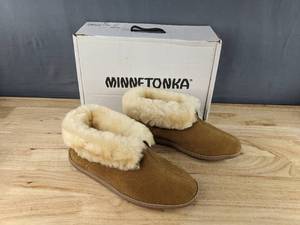 lot 16M image: Brand New Mens Minnetonka Moccasin Sheekpskin Ankle Boot Size 12 Golden Tan N