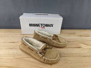lot 41M image: Brand New Womens Minnetonka Moccasin Camp Tie Slipper Size 6M Cinnamon N