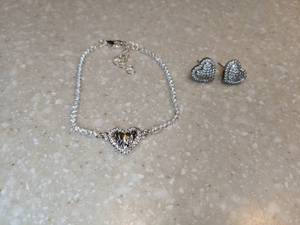 lot 417 image: New Silvery Heart Shaped Earrings And Bracelet P