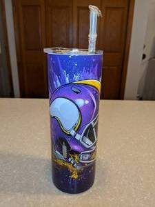 lot 422 image: New NFL Minnesota Vikings Football 20 Oz Insulated Tumbler With Straw Purple P