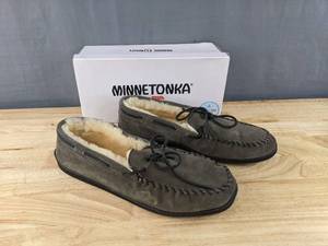 lot 187 image: Mens Minnetonka Sheepskin Hardsole Moccasin Slippers Size 16 Grey N