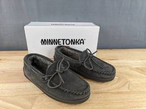 lot 267 image: Minnetonka Hardsole Pile-Lined Moccasins Mens Size 7M in Charcoal N