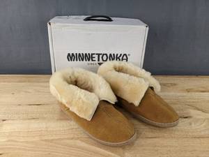 lot 179 image: Womens Minnetonka Sheepskin Ankle Boot Size 8 Golden Tan N