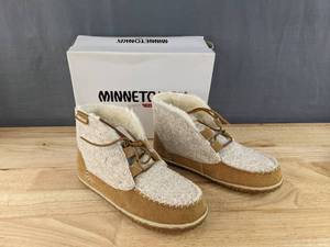 lot 13D image: New Womens Minnetonka Torrey Size 9W Cinnamon N