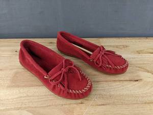 lot 181 image: New Womens Minnetonka Moccasin Size 8.5 Red N