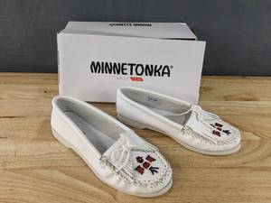 lot 183 image: Womens Minnetonka Thunderbird Boat Moccasin Size 8.5 White N