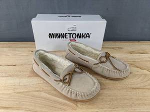 lot 478 image: Minnetonka Camp Tie Moc Womens Size 9 Stone N