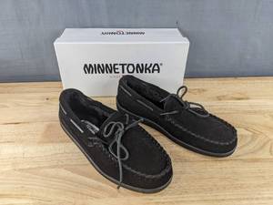 lot 479 image: Minnetonka Pile Lined Hardsole Moc Mens Size 10.5 Black N