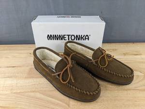 lot 480 image: Minnetonka Pile Lined Moc Mens Size 11.5 Autumn Brown N