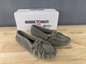 lot 356 image: Minnetonka Moccasin Kilty Suede Softsole Shoes Womens Size 8.5 Storm Blue N