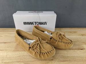 lot 217 image: Minnetonka Moccasin Kilty Suede Softsole Shoes Womens Size 10 Taupe N