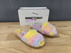 lot 222 image: Minnetonka Moccasin Lyla Slippers Youth Size 2 Pink Unicorn N