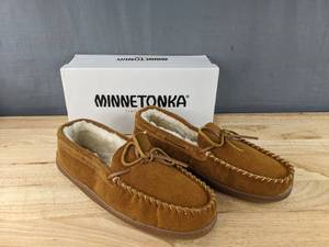 lot 227 image: Minnetonka Moccasin Pile-Lined Hardsole Shoes Mens Size 13W Brown N