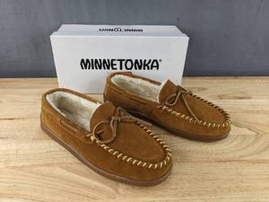 lot 232 image: Minnetonka Moccasin Pile-Lined Hardsole Shoes Mens Size 10.5M Brown N