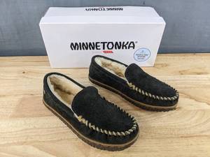 lot 237 image: New Minnetonka Moccasin Sheepskin Shoes Womens Size 6 Charcoal N