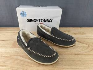 lot 242 image: Minnetonka Moccasin Tempe Suede Slippers Womens Size 10W Grey N