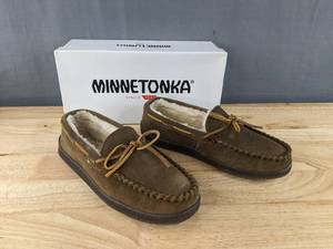 lot 252 image: Minnetonka Moccasin Pile-Lined Hardsole Shoes Mens Size 8M Autumn Brown N
